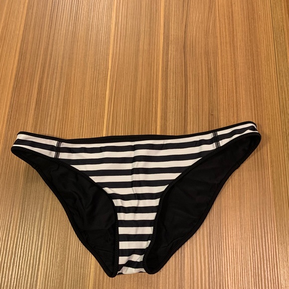 Lululemon surf to sand reversible bikini 6 - Picture 4 of 11